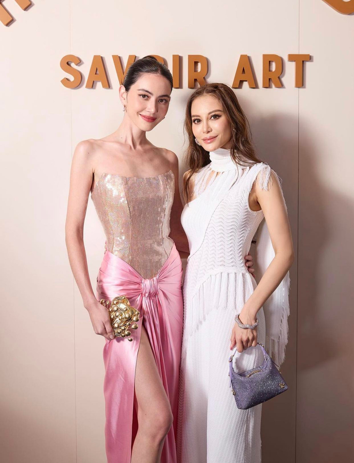 Dưới sự hậu thuẫn của cha, từ nhỏ Elly đã có cuộc sống đầy đủ, sang chảnh và không phải lo bất cứ thứ gì.