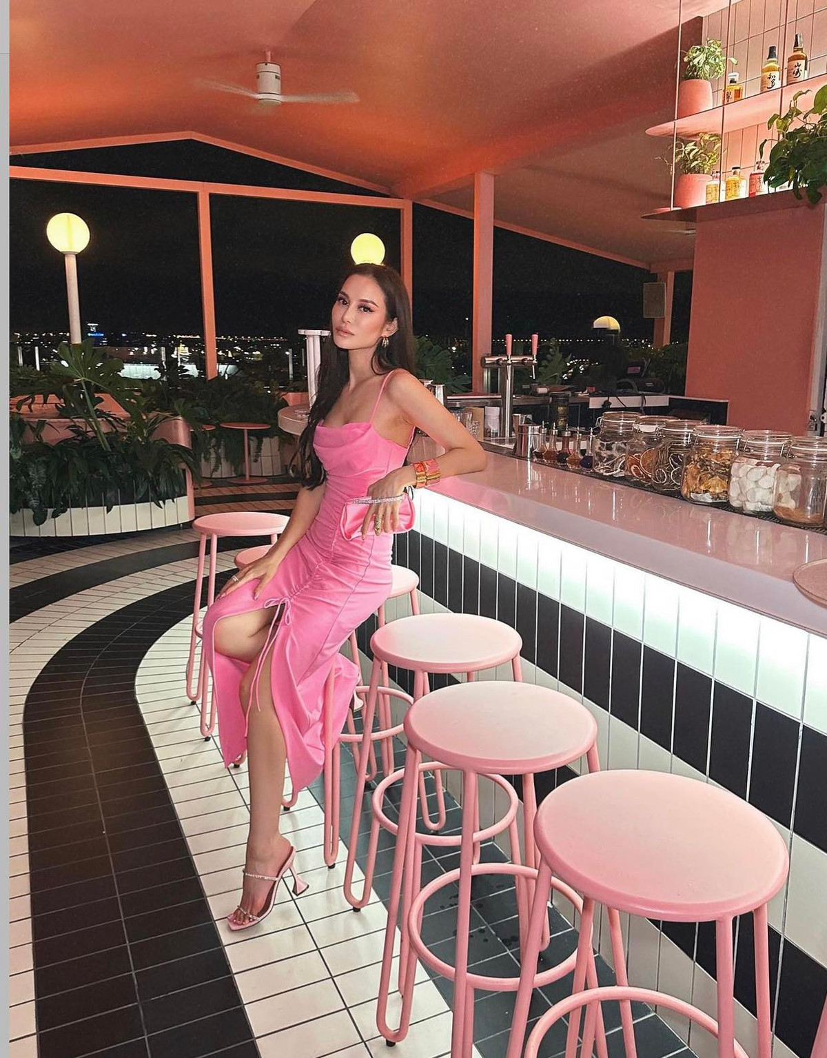 Elly đam mê du lịch nên không khó hiểu khi luôn thấy cô vi vu đến mọi nơi hấp dẫn nhất thế giới.