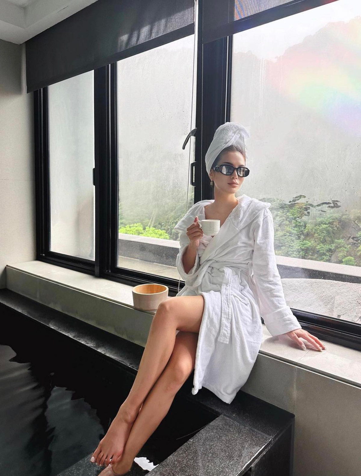 Ái nữ sở hữu gương mặt sắc sảo, thần thái sang trọng giúp cô thu hút nhiều ánh nhìn.