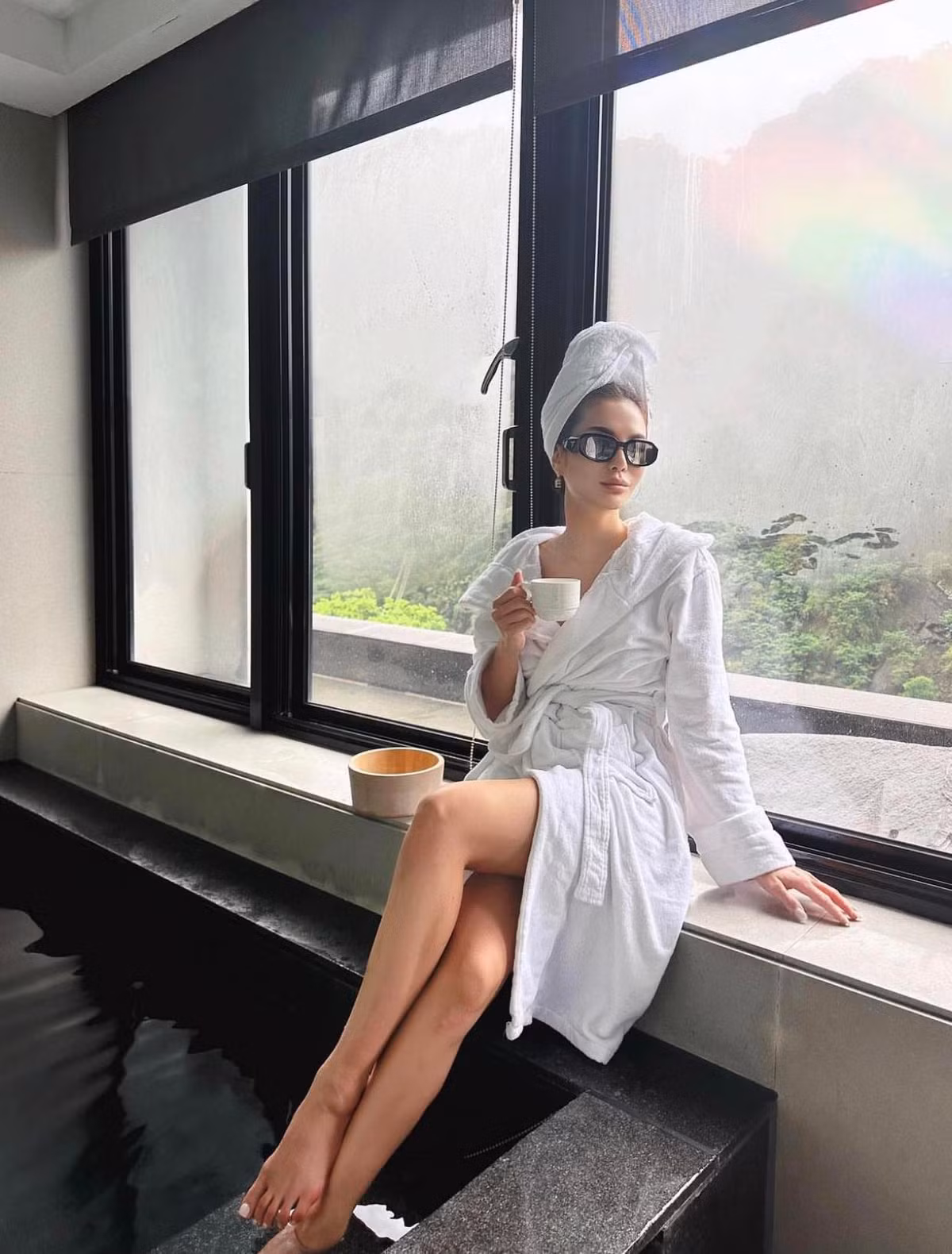 Ái nữ sở hữu gương mặt sắc sảo, thần thái sang trọng giúp cô thu hút nhiều ánh nhìn.