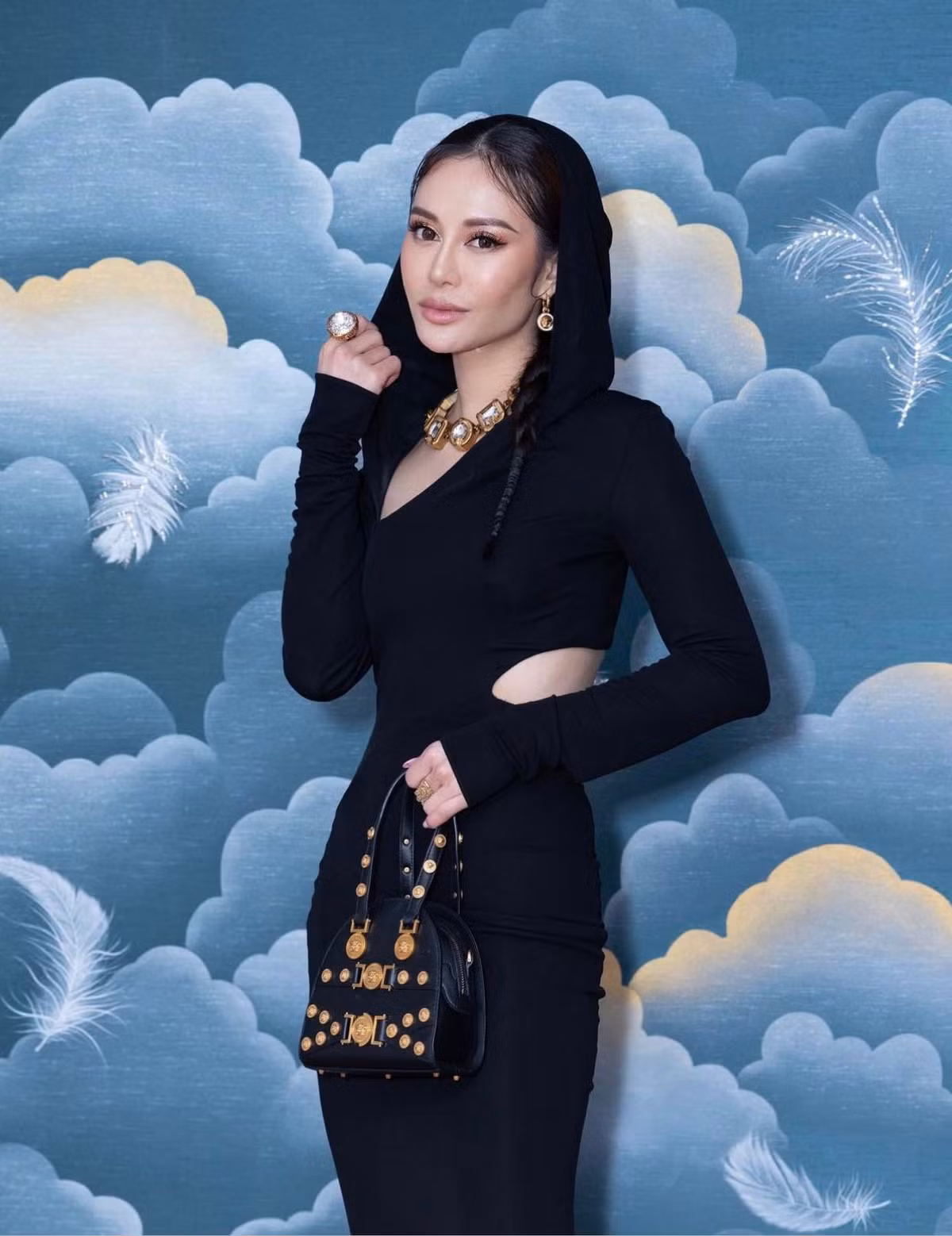 Cô nàng sẵn sàng chi hàng ngàn đô để sở hữu chiếc váy được thiết kế riêng bởi stylist quyền lực.