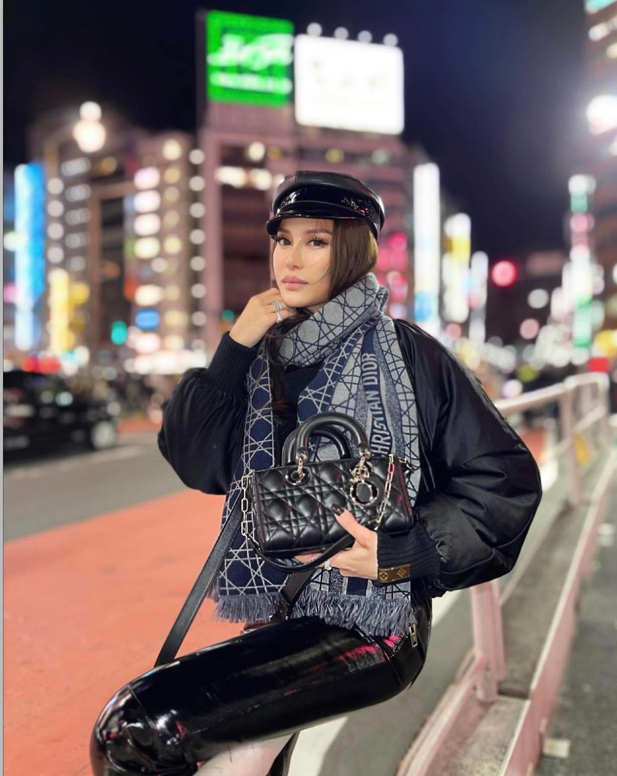 Eleanor Lam (Elly Lam) là ái nữ tỷ phú bất động sản và giải trí Hồng Kông Peter Lam. Cô sinh năm 1984, từ nhỏ đã sống trong nhung lụa, sở hữu nhan sắc cùng gu thời trang như mơ.