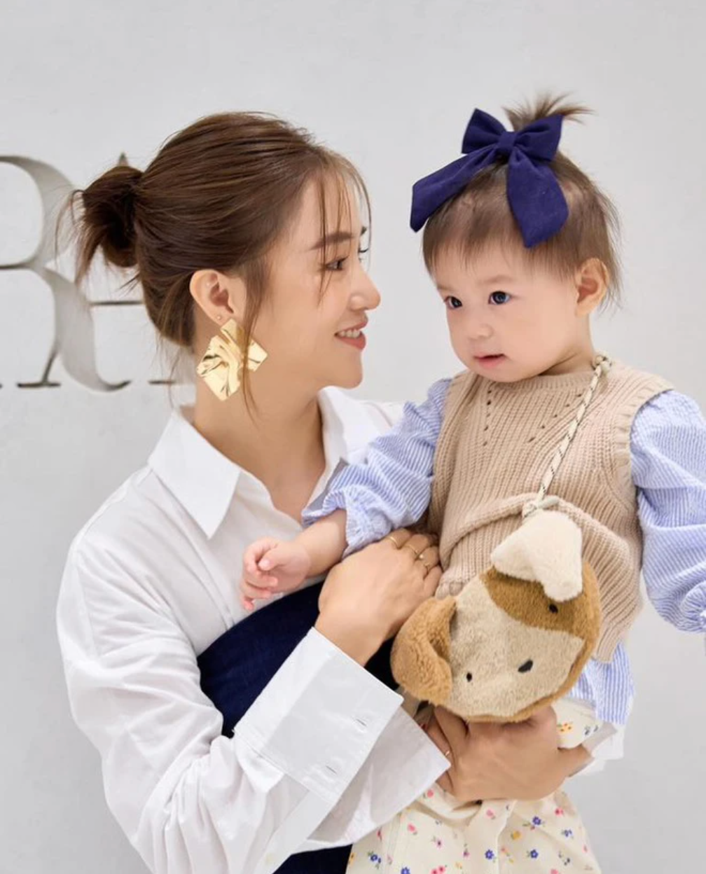 Cô bé được nhớ tới với đặc trưng là đôi má phúng phính, mắt to.