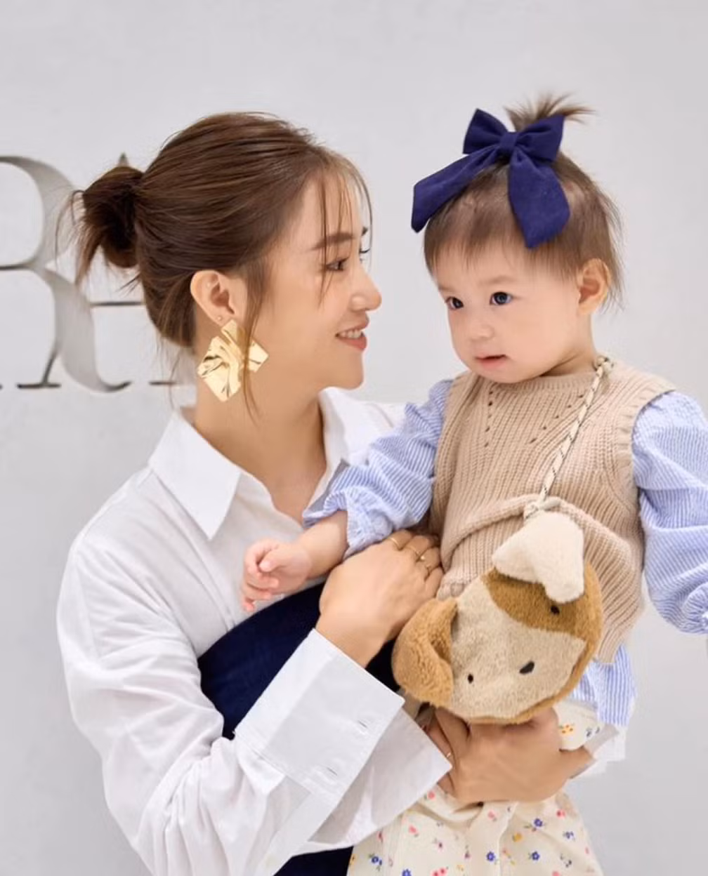 Cô bé được nhớ tới với đặc trưng là đôi má phúng phính, mắt to.