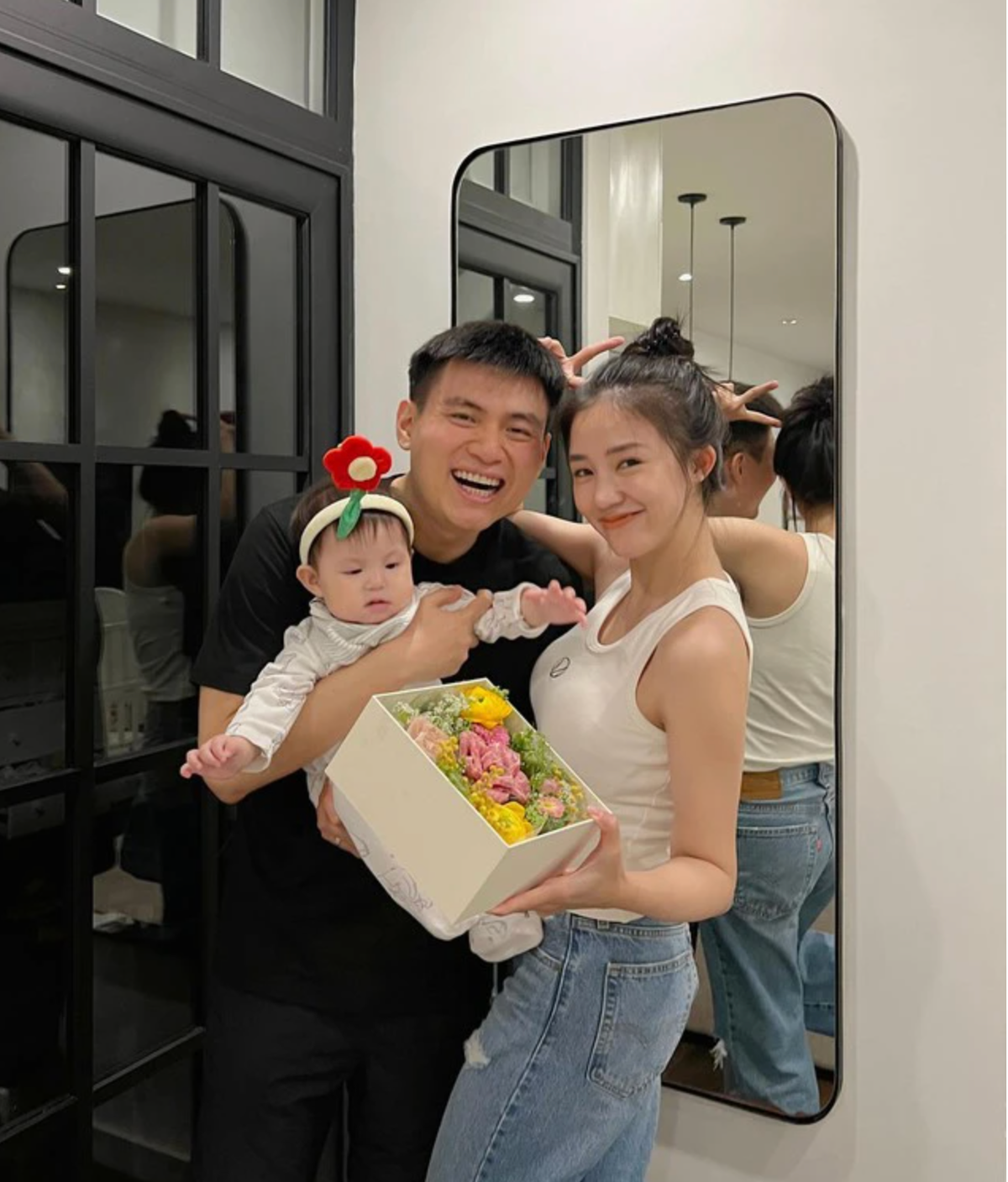 Pam cũng chính là em bé đầu tiên ở Việt Nam có bức ảnh đạt 1 triệu lượt thả tim trên Instagram.