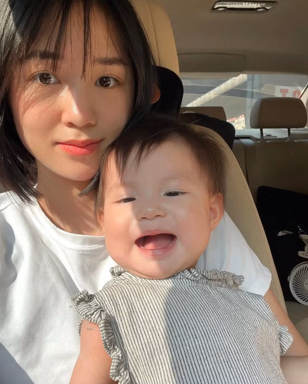 Pam còn được fan đặt biệt danh vui là "Pam mặt vuông" vì khuôn mặt giống bố đến từng góc cạnh. Ảnh: FBNV, IGNV