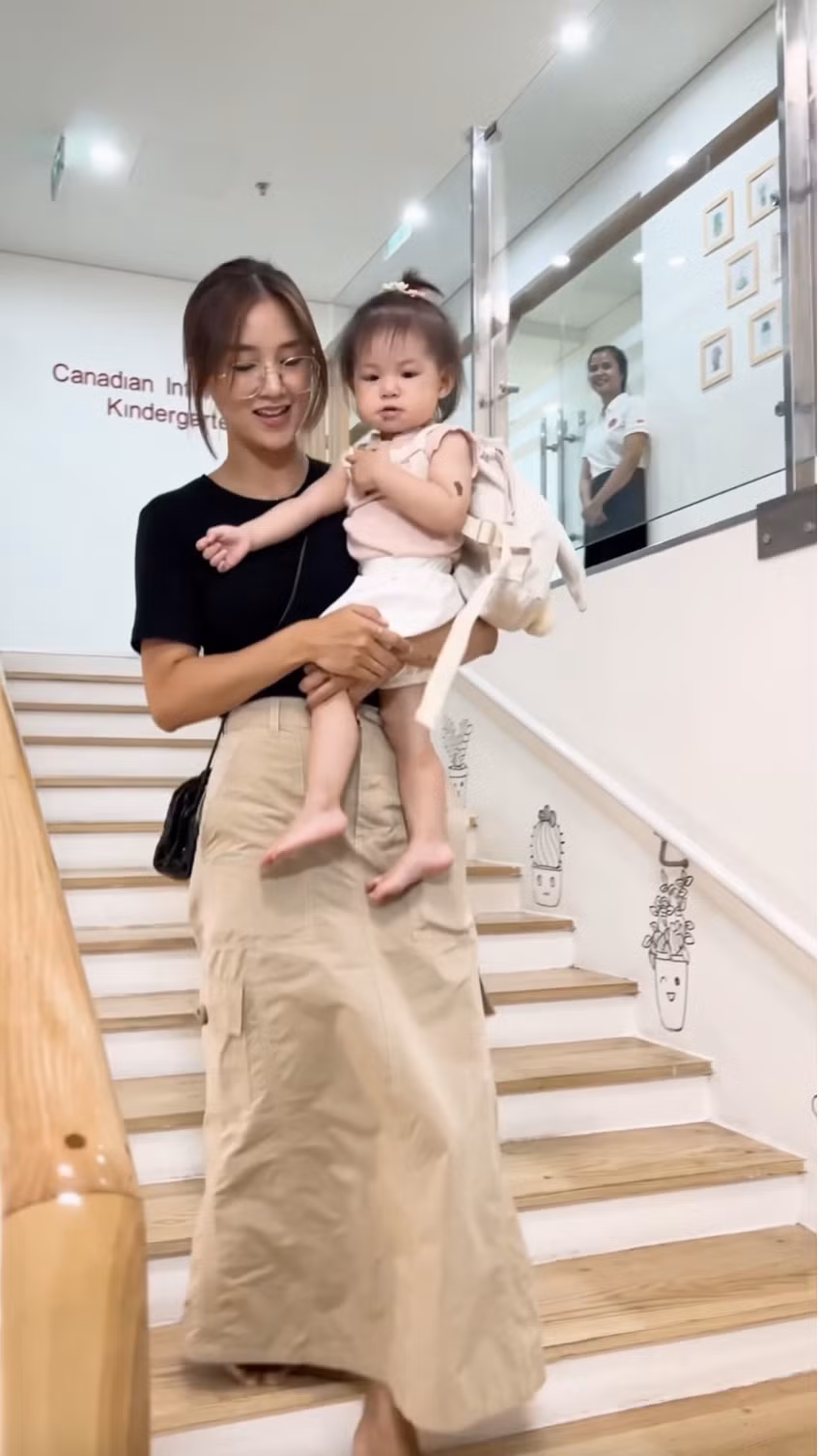 Mới đây, hot girl Salim đã chia sẻ những hình ảnh đầu tiên khi cho con gái đi học thử ở một trường mầm non quốc tế. Đáng chú ý, dù tiếp xúc với môi trường mới song bé Pam lại khá dạn dĩ và ngoan ngoãn, nhanh chóng hoà nhịp với trường học.