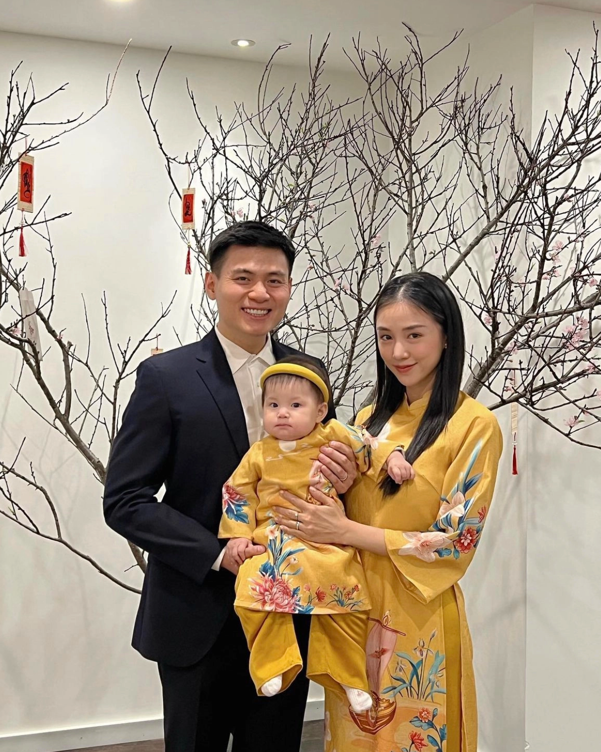 Ngoài ra, cư dân mạng còn soi được mức học phí của trường mầm non mà cô bé Pamela Hải Đường sẽ theo học. Theo đó, phụ huynh cần đóng 90,7 triệu đồng/năm khi cho con học cả ngày và 58,6 triệu đồng/năm nếu cho con học nửa ngày.