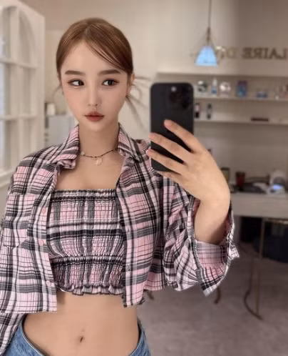 Sau khi từ bỏ công việc ngân hàng, người đẹp chuyển hướng làm người mẫu, DJ.