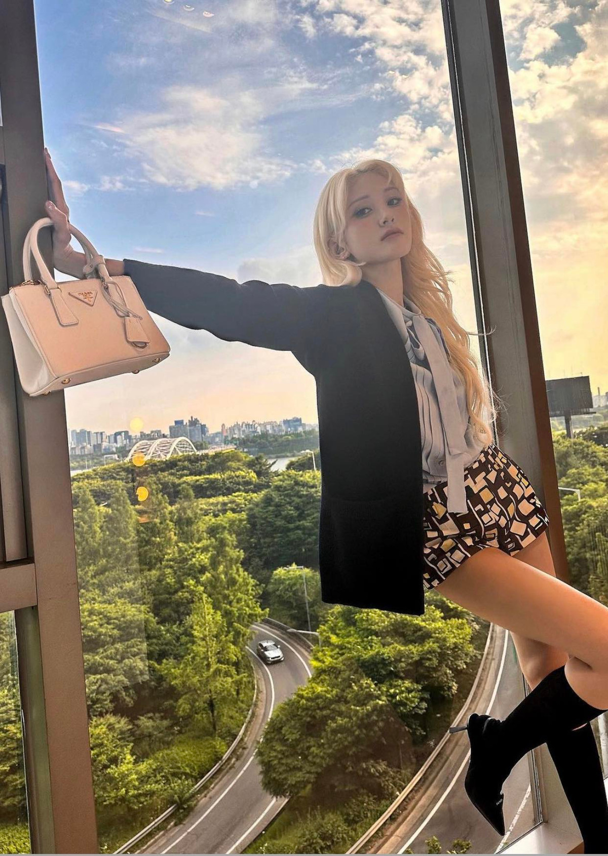 Ở tuổi 22, "bông hồng lai" này là gương mặt được nhiều nhãn hàng, tạp chí săn đón.