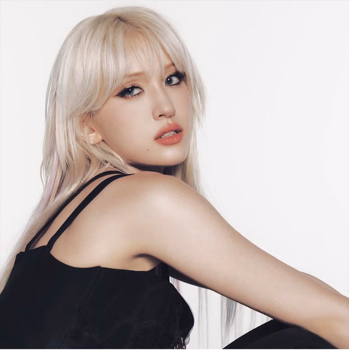 Hiện, ngôi sao Kpop này đang là Đại sứ dòng trang sức của thương hiệu Prada.