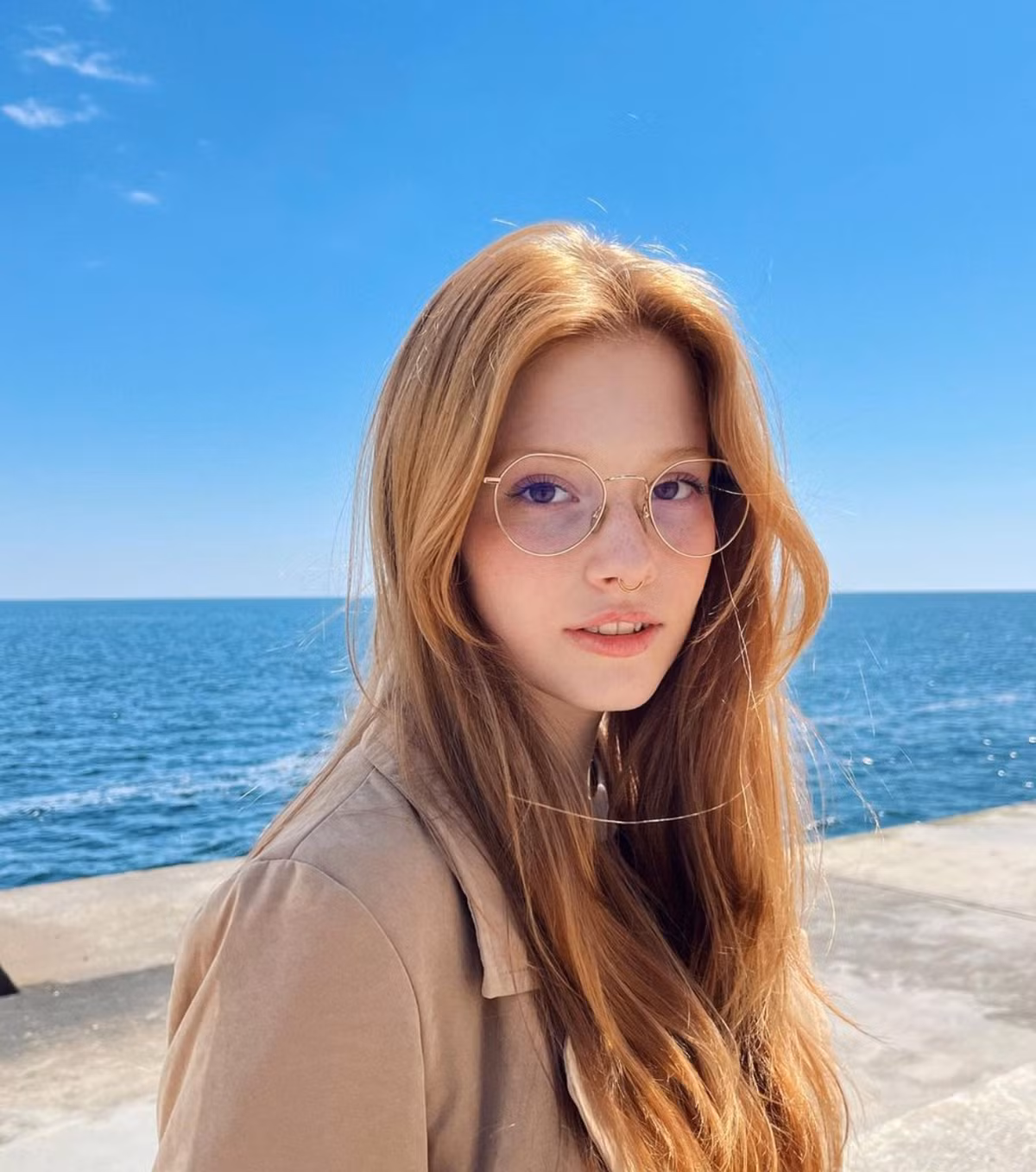 Là người Ukraine, không lấy làm ngạc nhiên khi cô sở hữu đặc điểm ngoại hình nổi bật.