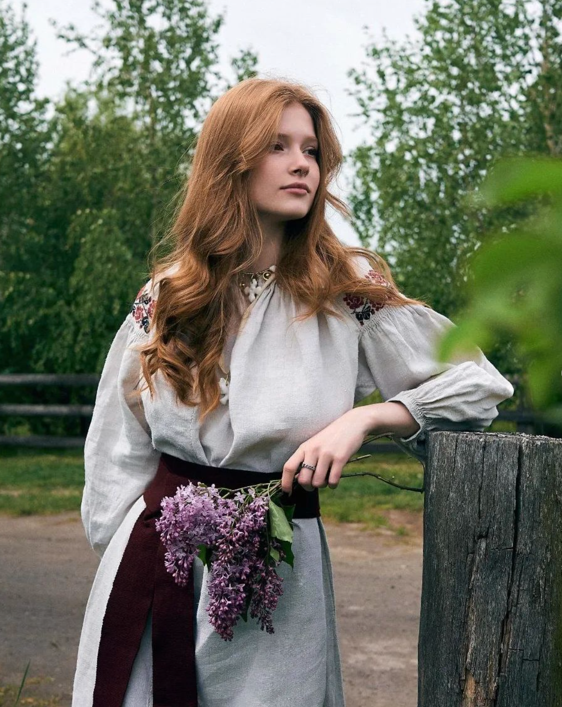 Với làn da trắng, đôi mắt nâu và mái tóc đỏ tự nhiên và chưa từng qua can thiệp dao kéo, Katerine Sitak được mệnh danh là một minh chứng của phụ nữ Đông Âu đẹp nhất thế giới.