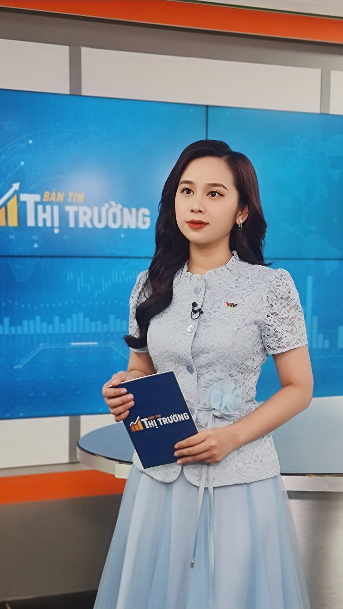 Được biết, cô đã chuẩn bị khá kỹ lưỡng cho ngày thi chung kết năm nay, từ việc chắt lọc thông tin khi dẫn dắt, tiết chế cảm xúc và giọng nói để truyền "lửa" Olympia cùng thí sinh và khán giả ở Huế. Ảnh: FBNV