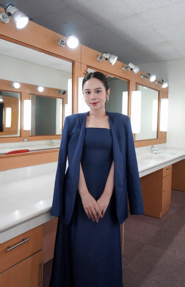 Tuyết Ngân sinh năm 1996 đến từ Vũng Tàu. Tuyết Ngân từng giành danh hiệu Á quân Đường đến cầu vồng tuyển chọn MC năm 2020.