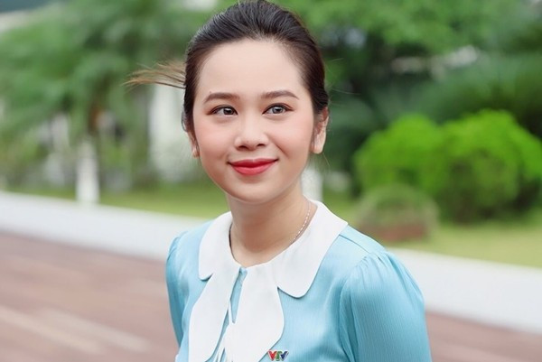 Giọng nói miền Nam ngọt ngào cùng lối dẫn duyên dáng, tự nhiên khiến MC Tuyết Ngân dù là gương mặt mới của VTV nhưng chiếm được cảm tình của nhiều khán giả xem.