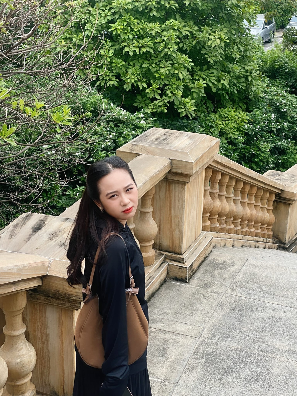 Cô gái xinh năm 96 đã chinh phục được ước mơ của mình và trở thành một MC truyền hình với phong cách đa dạng.