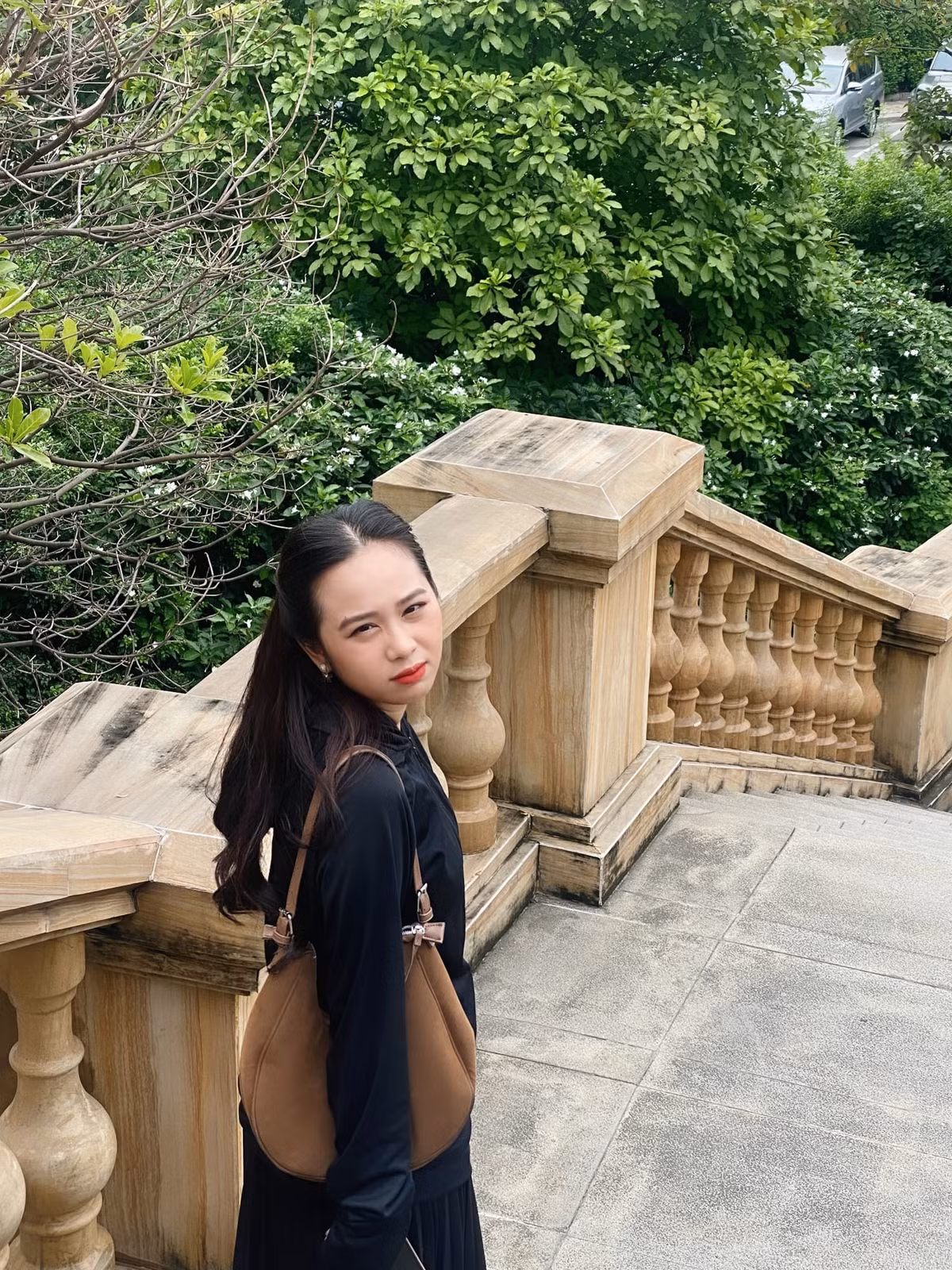 Cô gái xinh năm 96 đã chinh phục được ước mơ của mình và trở thành một MC truyền hình với phong cách đa dạng.