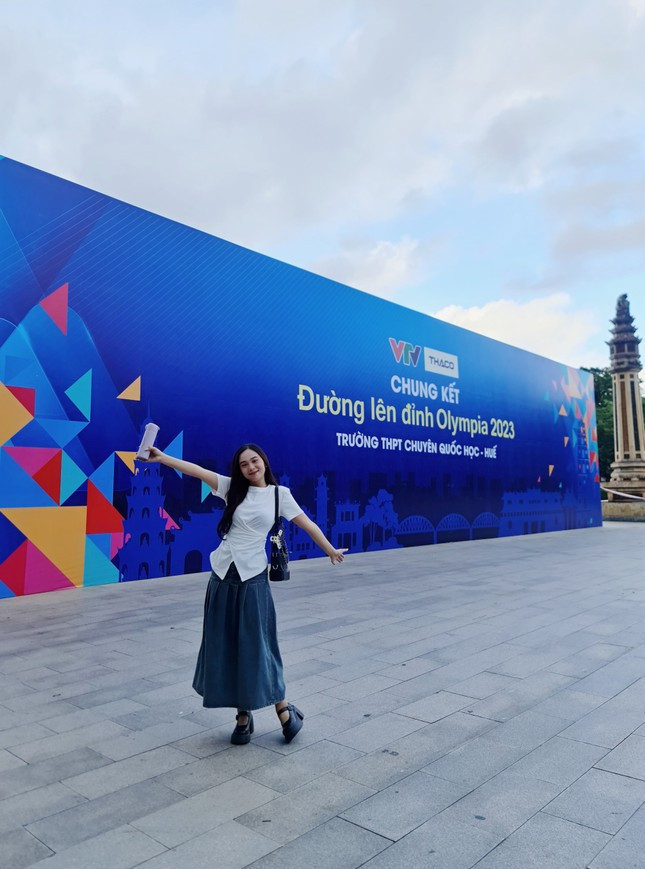  Chung kết Đường lên đỉnh Olympia năm thứ 23 diễn ra ngày 8/10 với điểm cầu chính tại Đài Truyền hình Việt Nam. Cùng Khánh Vy, nữ MC Tuyết Ngân năm nay là lần thứ hai đồng hành với chương trình, dẫn đầu cầu Thừa Thiên - Huế.