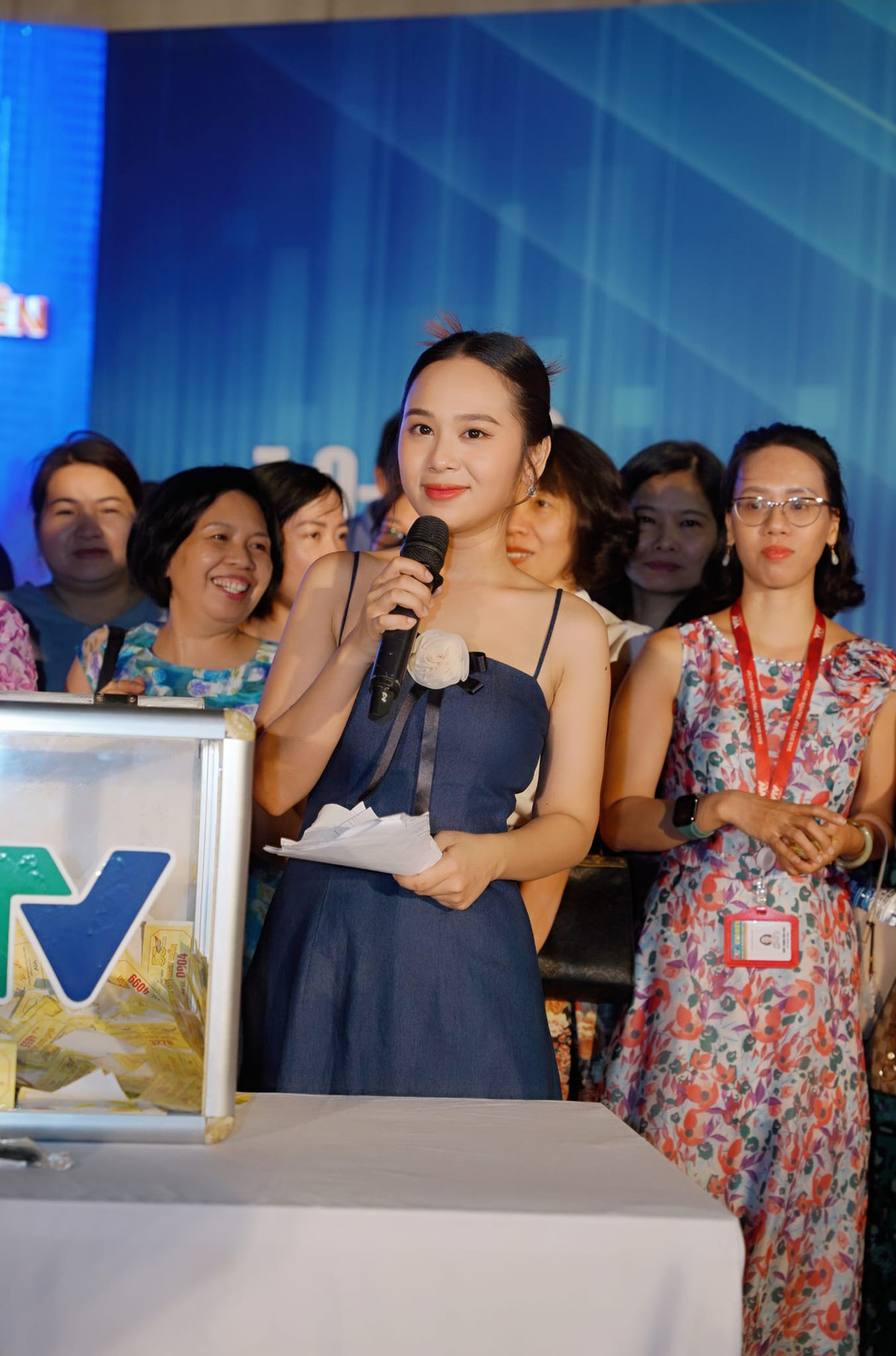 Mỗi lần xuất hiện trên sân khấu, dù bất cứ vị trí hay bất cứ vai trò nào, MC Tuyết Ngân đều cho khán giả thấy được sự trẻ trung, năng động, nhiệt huyết.