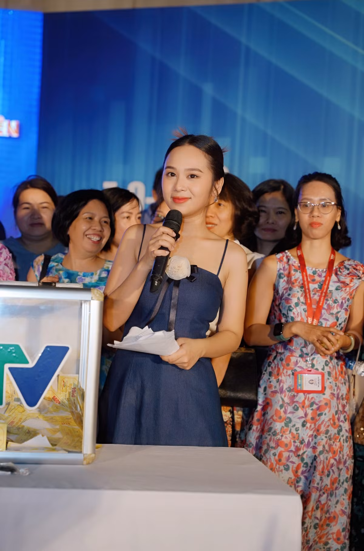 Mỗi lần xuất hiện trên sân khấu, dù bất cứ vị trí hay bất cứ vai trò nào, MC Tuyết Ngân đều cho khán giả thấy được sự trẻ trung, năng động, nhiệt huyết.