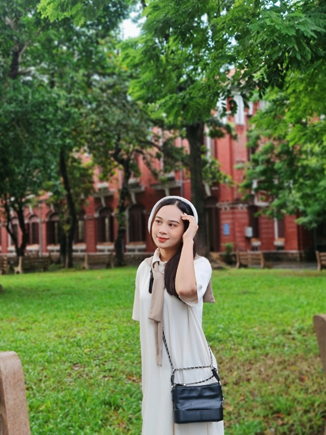 Trước Đường lên đỉnh Olympia, Tuyết Ngân từng tham gia dẫn gameshow Trạng nguyên nhí (VTV3), Sống khoẻ mỗi ngày (VTV2) và gần đây nhất là lên sóng trực tiếp trong phiên bản mới của chương trình Café sáng trên VTV3.