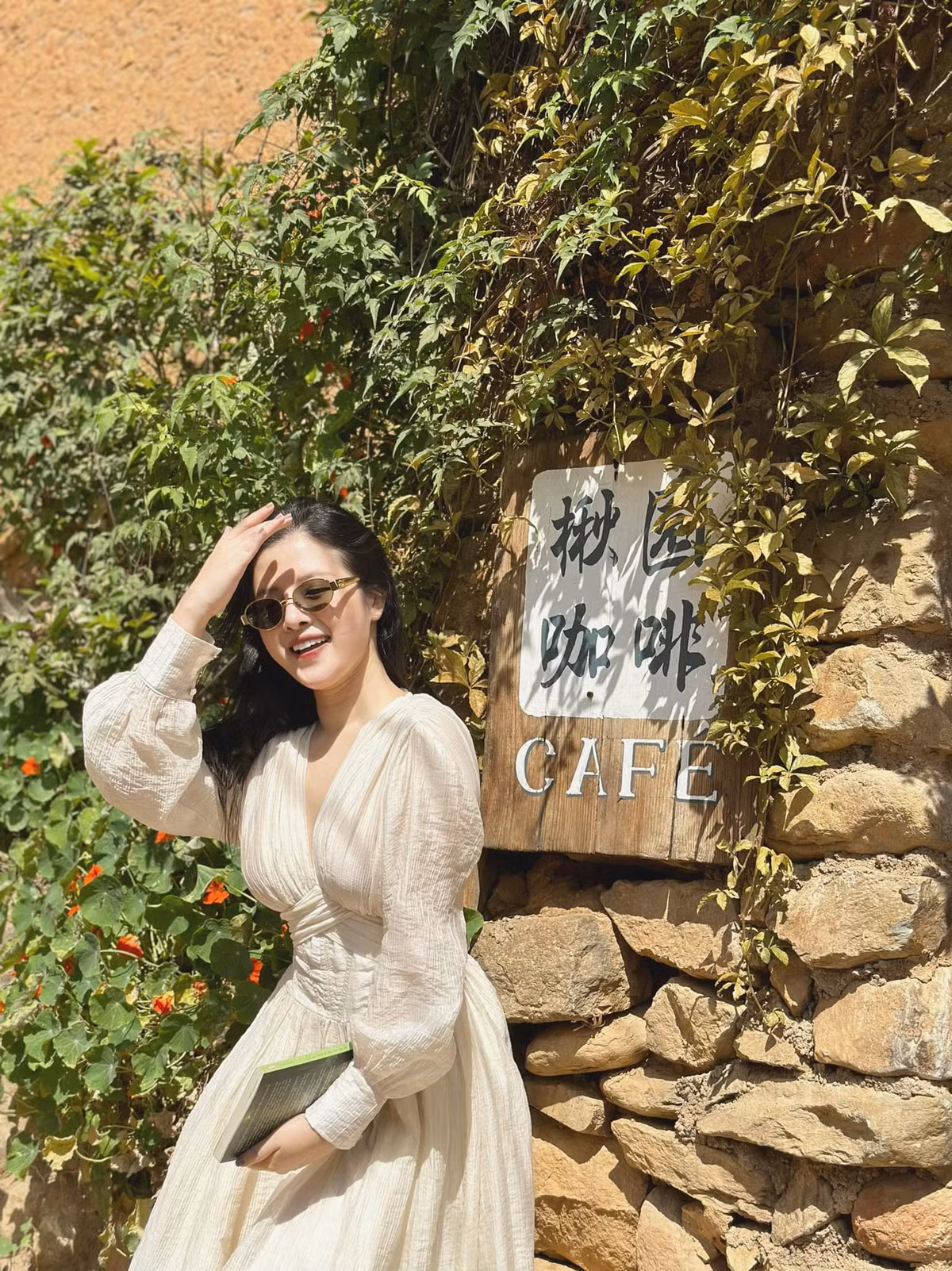 Ngoài BST túi hay căn hộ sang trọng, nữ BTV còn có cuộc sống được nhiều người ao ước như đi xe sang, được du lịch nhiều nơi trong và ngoài nước.