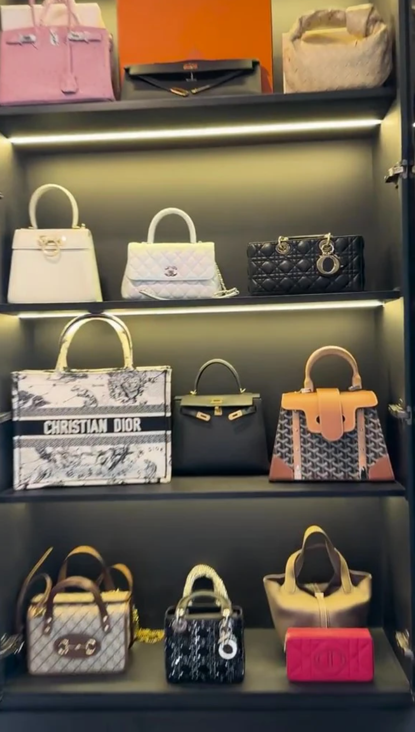 Mới đây, BTV Hải Vân đã làm clip tiết lộ khối tài sản đặc biệt của mình và cũng là niềm ao ước của nhiều chị em. Đó là BST túi xách đến từ những thương hiệu đắt đỏ như Hermes, Dior, Chanel,... nhiều cái có giá hàng nghìn đô.