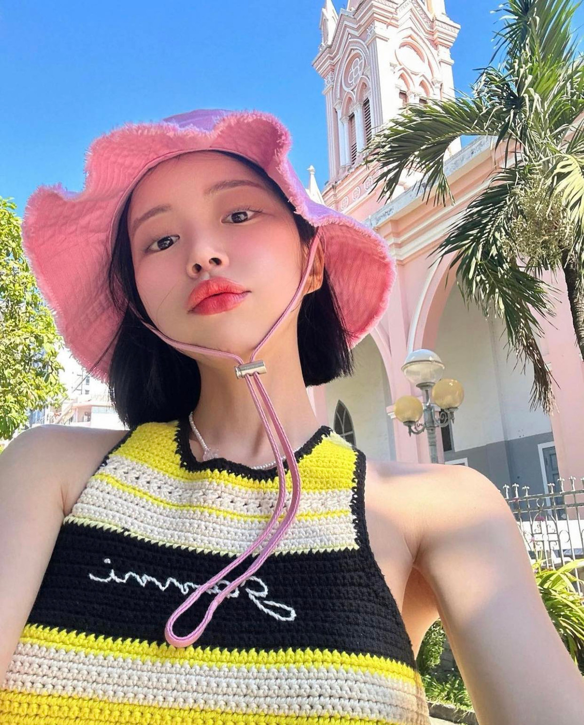 Công việc về thời trang nên hot girl này thường xuyên gây ấn tượng với các phong cách đa sắc màu, cá tính và bắt mắt.