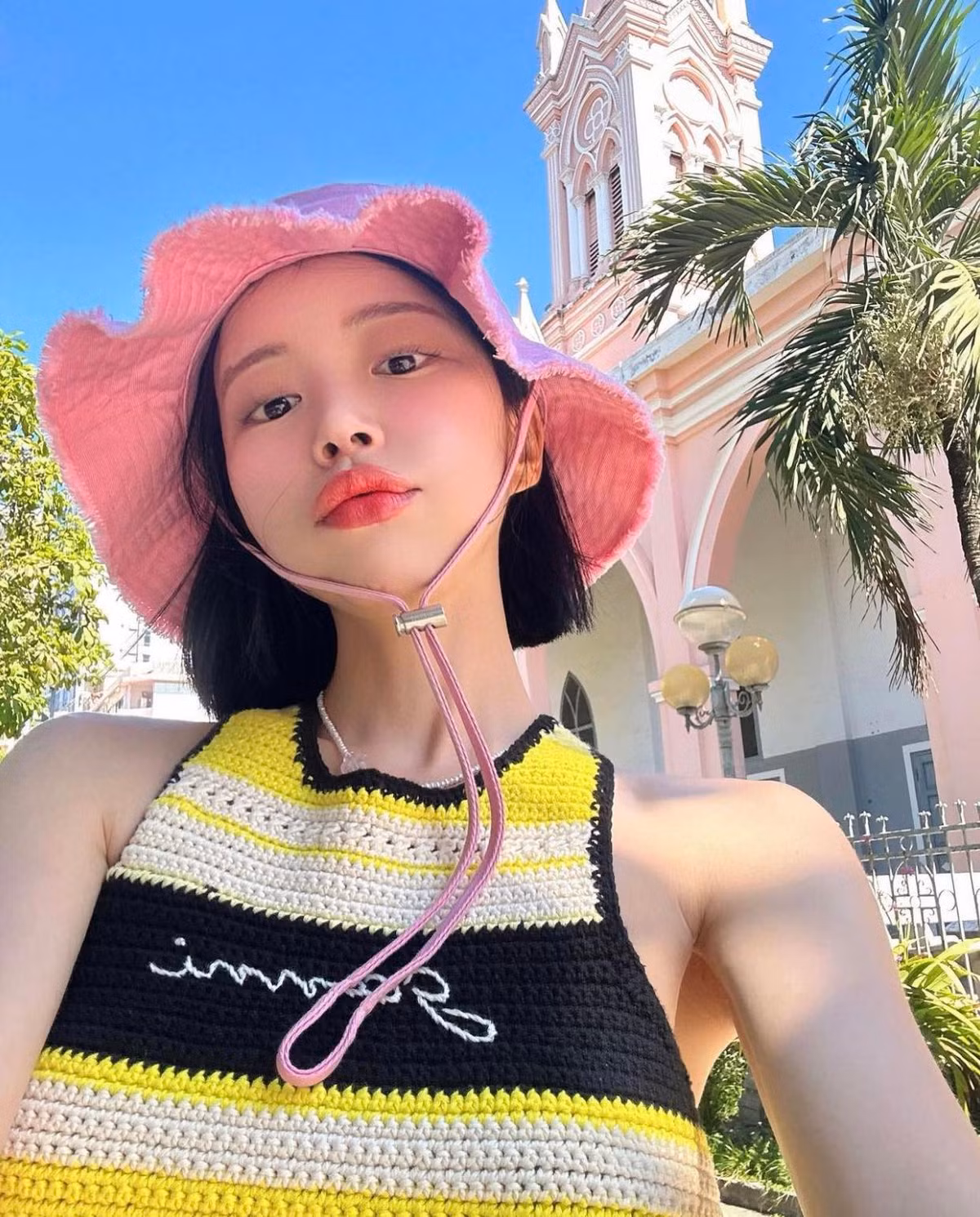 Công việc về thời trang nên hot girl này thường xuyên gây ấn tượng với các phong cách đa sắc màu, cá tính và bắt mắt.