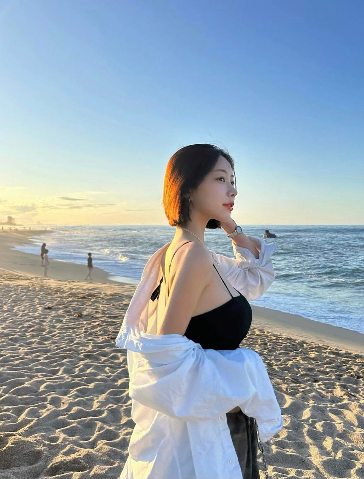 Trong chuyến du lịch tại Việt Nam, nữ blogger thường xuyên thả dáng với những món đồ cơ bản nhưng tôn đường cong tối đa.