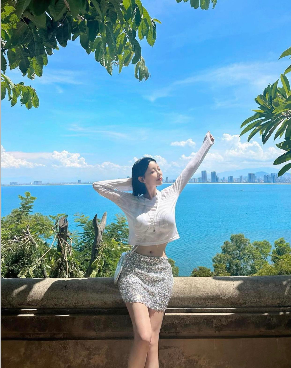 Cô tiếp tục khiến fan xuýt xoa về vẻ đẹp thiên thần trong mỗi bức ảnh chụp tại Việt Nam.