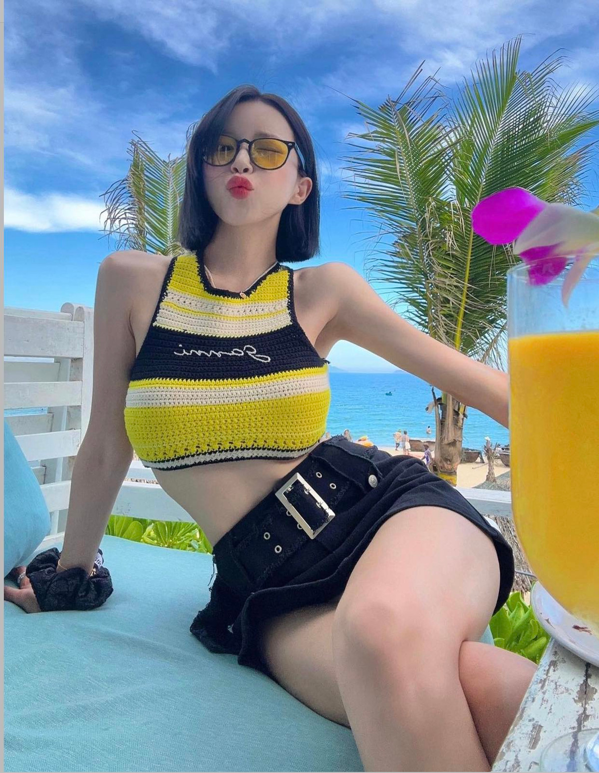 Check in tại nhiều địa điểm ở Việt Nam, cô nàng trưng diện trang phục khá kín đáo, dù vậy vẫn làm tôn lên vóc dáng đẹp.