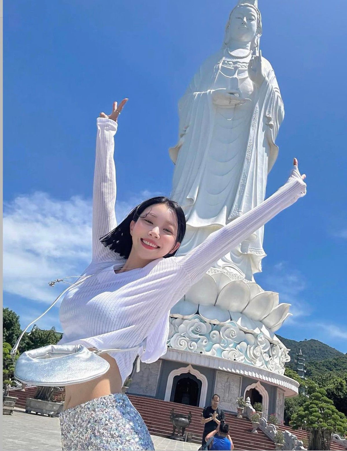 Cô nàng sở hữu hình thể đẹp, ba vòng hoàn hảo cùng gương mặt quá đỗi xinh đẹp.