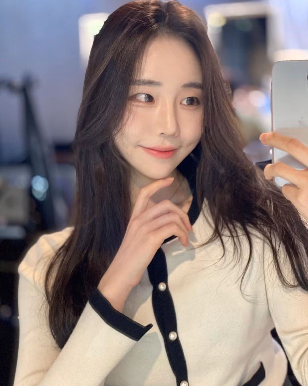 Vì có vóc dáng thanh mảnh, khung xương nhỏ nên cô luôn chọn trang phục ôm sát cơ thể để dễ dàng tôn dáng hơn.