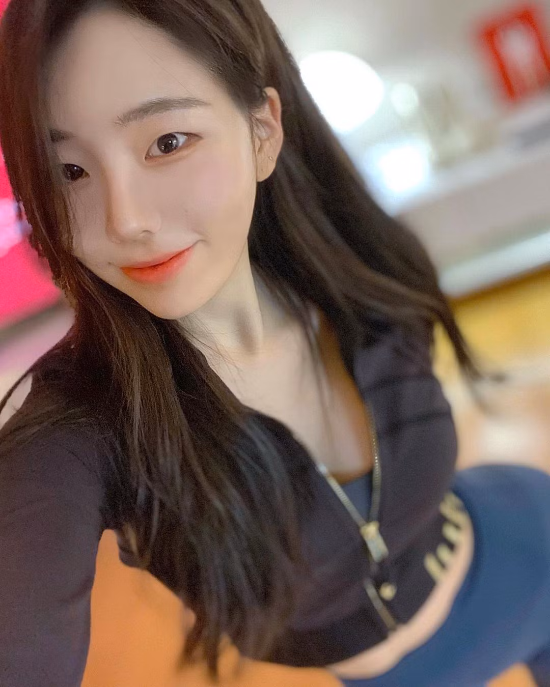 Cô nàng khiến nhiều người ngưỡng mộ vì có vòng eo săn chắc, lộ rõ cơ bụng số 11.