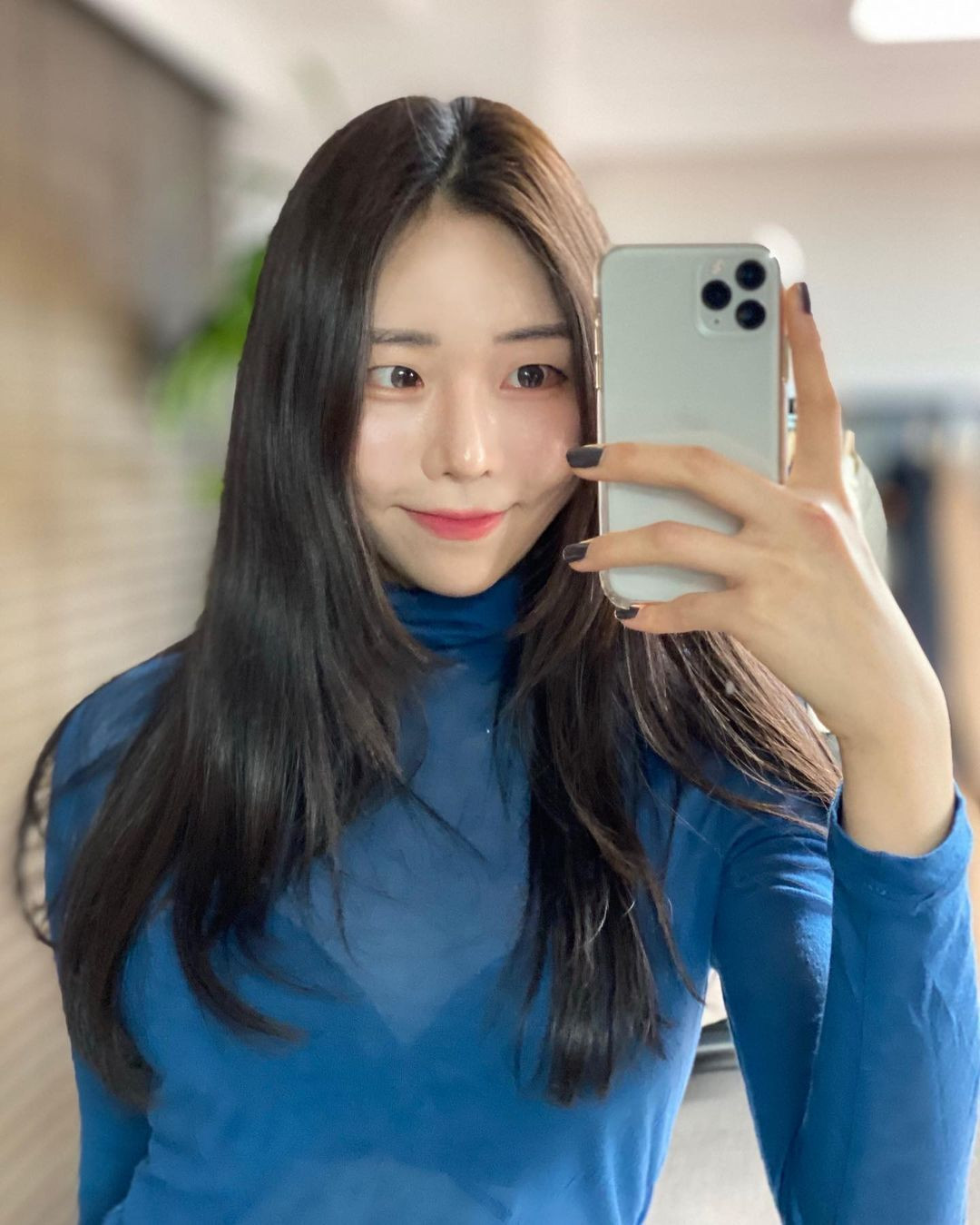 Cô theo đuổi phong cách thời trang trẻ trung, năng động nhưng cũng không kém phần gợi cảm.