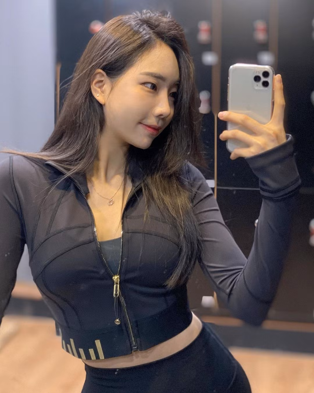 Bên dưới các bài đăng, nhiều cư dân mạng chia sẻ lý do follow tài khoản mạng xã hội của cô là vì yêu thích vóc dáng cũng như những thông tin hữu ích về cách làm đẹp mà cô nàng này này chia sẻ.