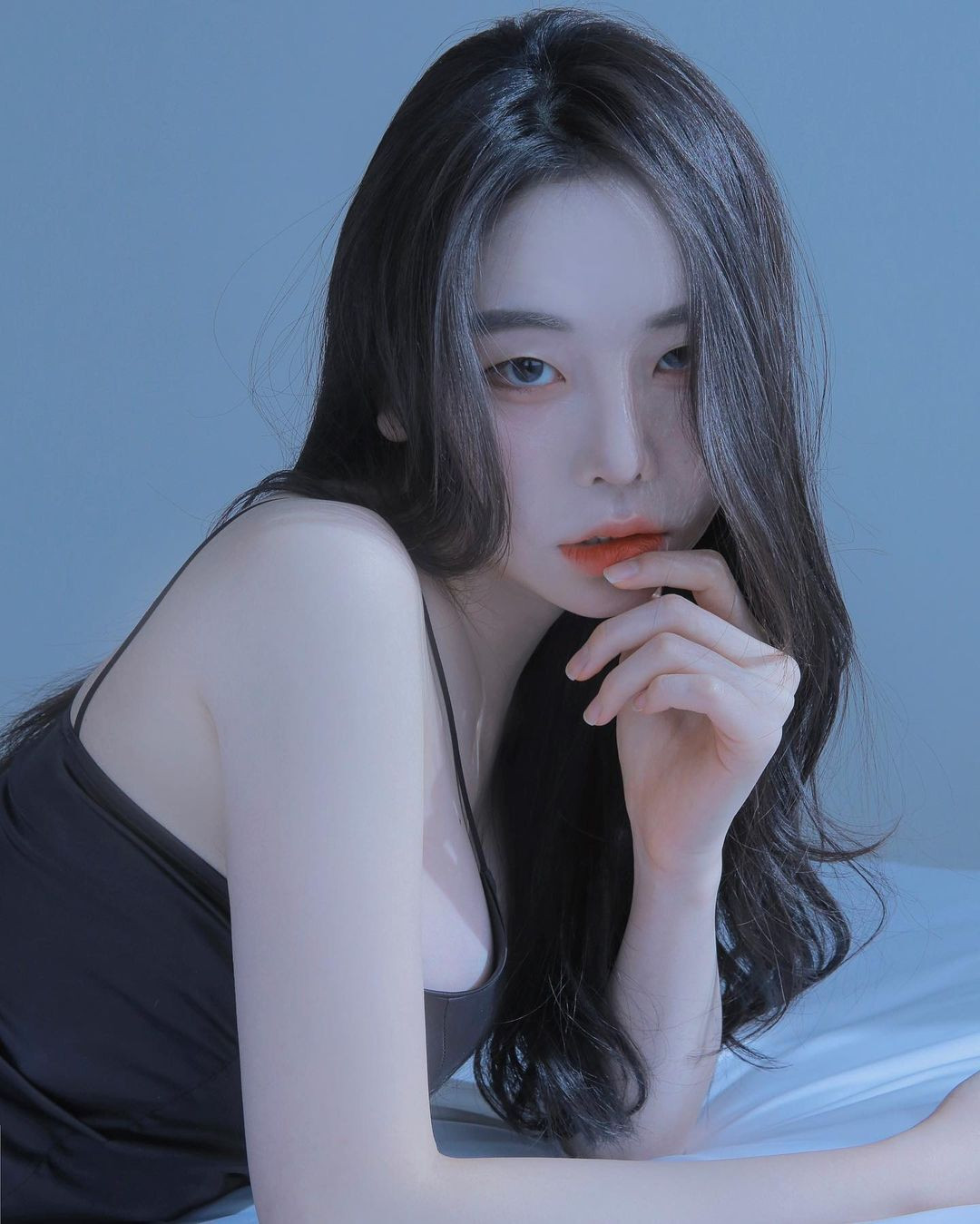 Trên trang cá nhân, cô không ngại chia sẻ những hình ảnh gợi cảm, khoe dáng trong những bộ bikini nóng bỏng.