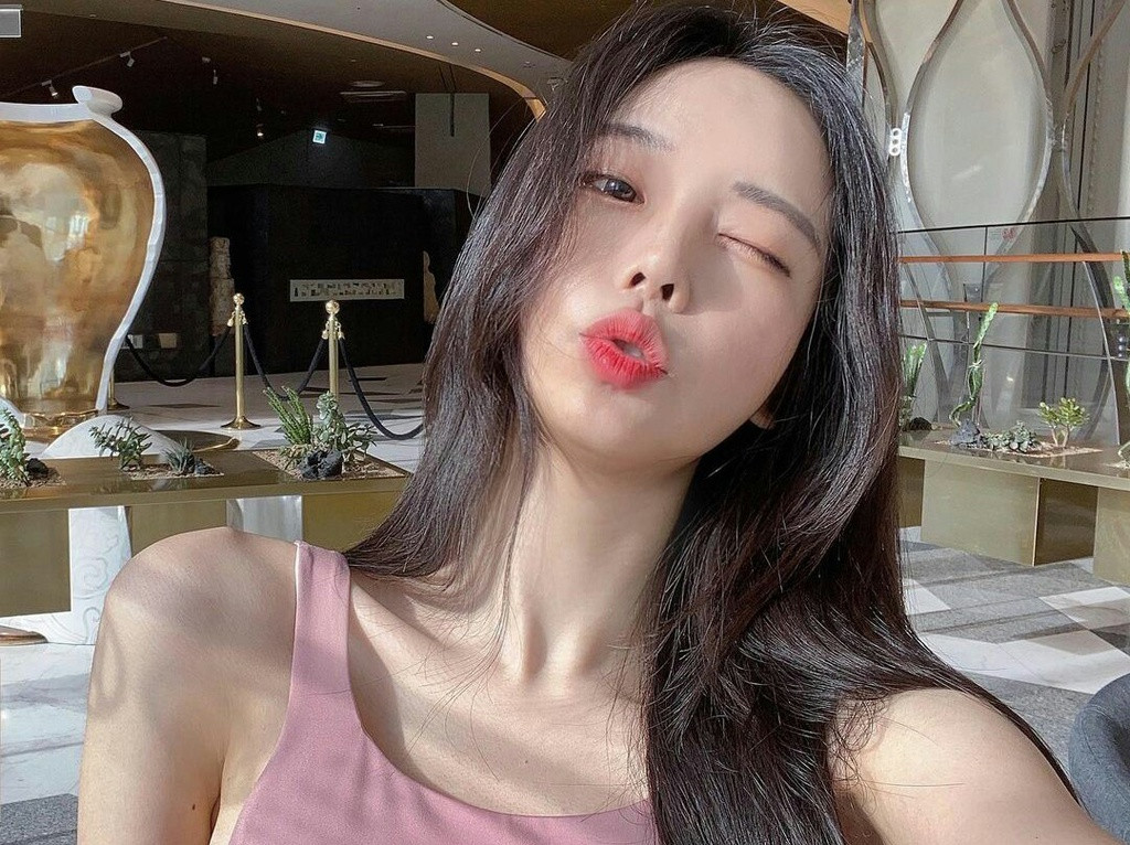 Hiện trên trang Instagram cá nhân của người đẹp thu hút hàng trăm ngàn người theo dõi và con số này không ngừng tăng lên.