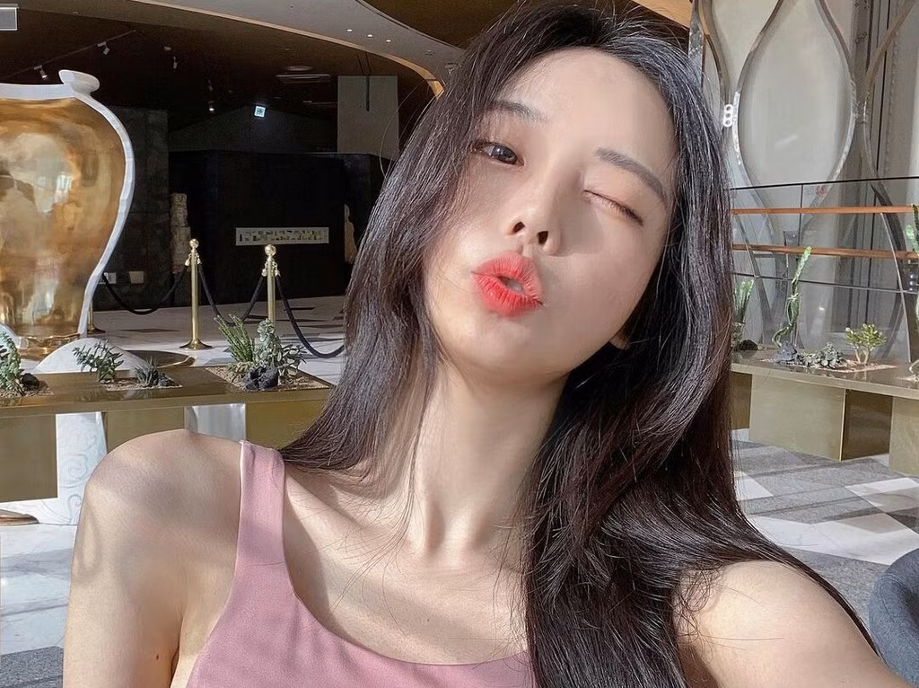 Hiện trên trang Instagram cá nhân của người đẹp thu hút hàng trăm ngàn người theo dõi và con số này không ngừng tăng lên.