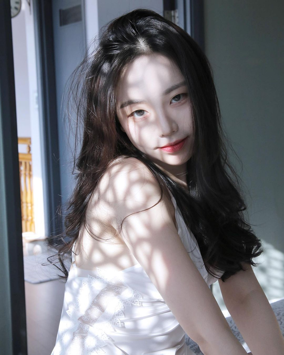 Ngoài ra, hot girl xứ kim chi còn là gương mặt quảng cáo của nhiều thương hiệu thời trang nổi tiếng.