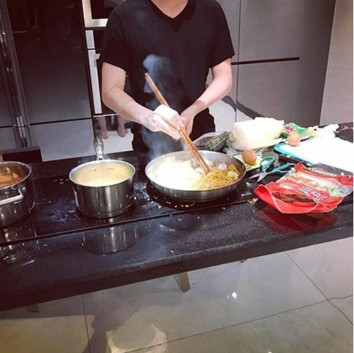 Đại gia Quang Huy không ngại vào bếp, miễn vợ vui.