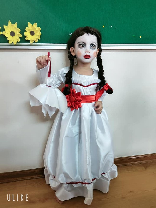 Cậu bé 5 tuổi hóa trang thành nhân vật yêu thích của mình - búp bê Annabelle.