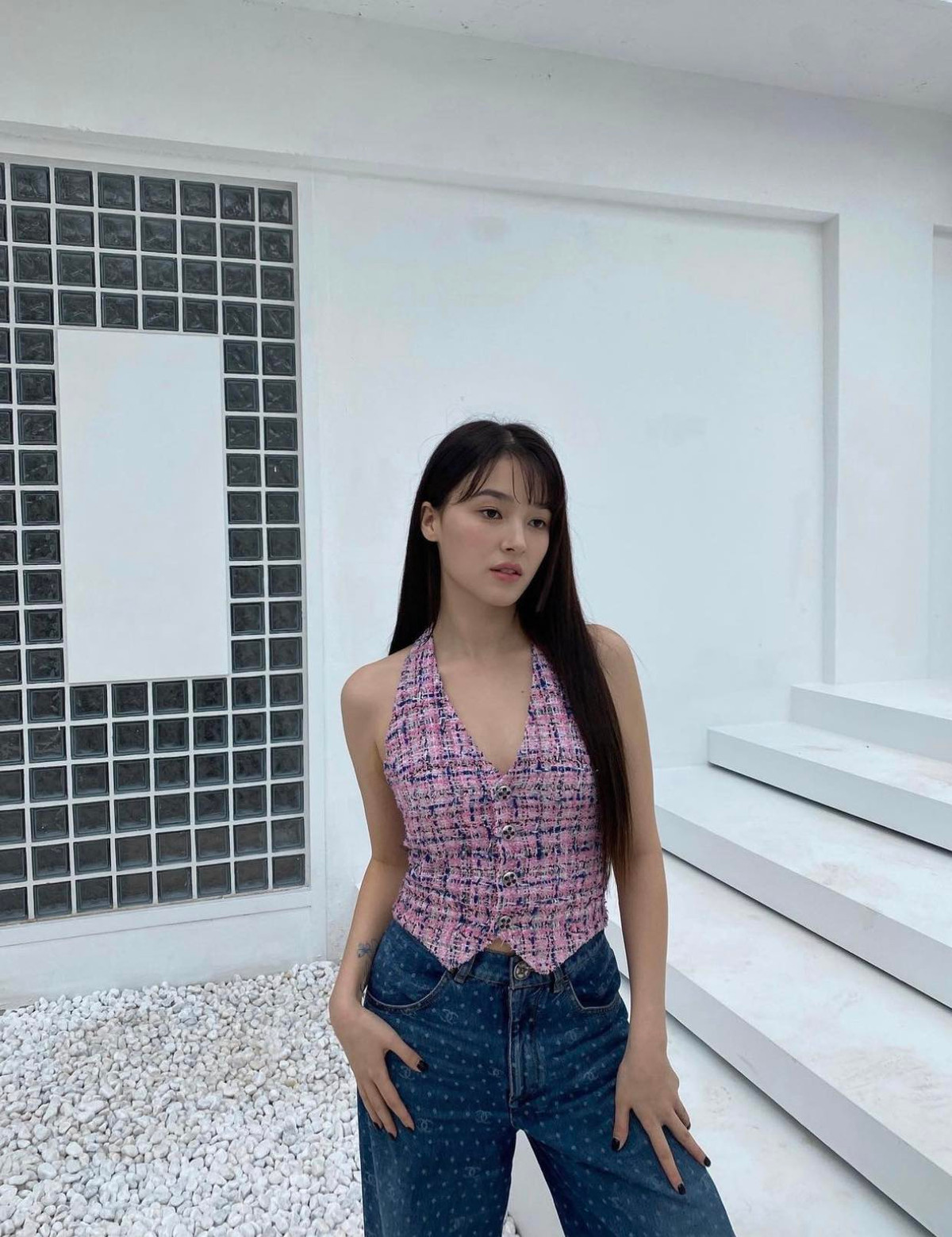 Làn da trắng, môi đỏ và mái tóc bồng bềnh cùng thần thái cuốn hút, người đẹp được khen ngợi là xinh như thiên thần.