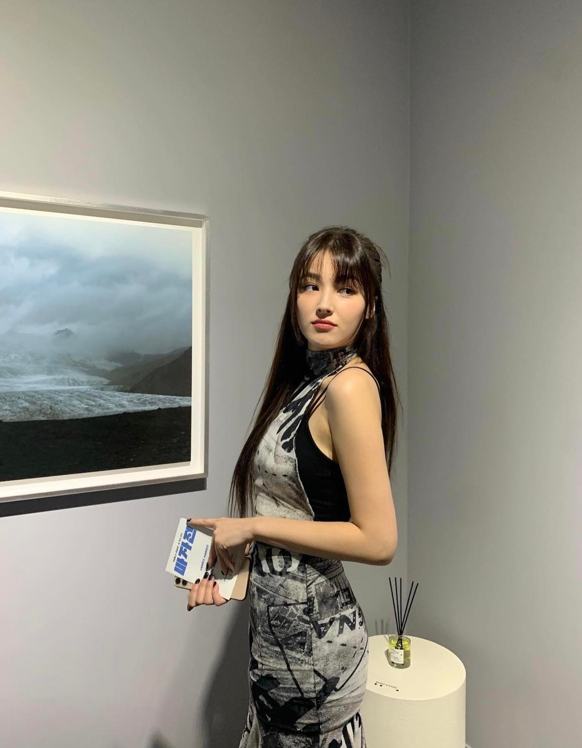 Người đẹp 23 tuổi từng đứng thứ 2 trong BXH 100 gương mặt đẹp nhất thế giới do TC Candler bình chọn vào năm 2022. Đây là lần thứ 5 "bông hồng lai" xứ Kim chi góp mặt trong sách này.