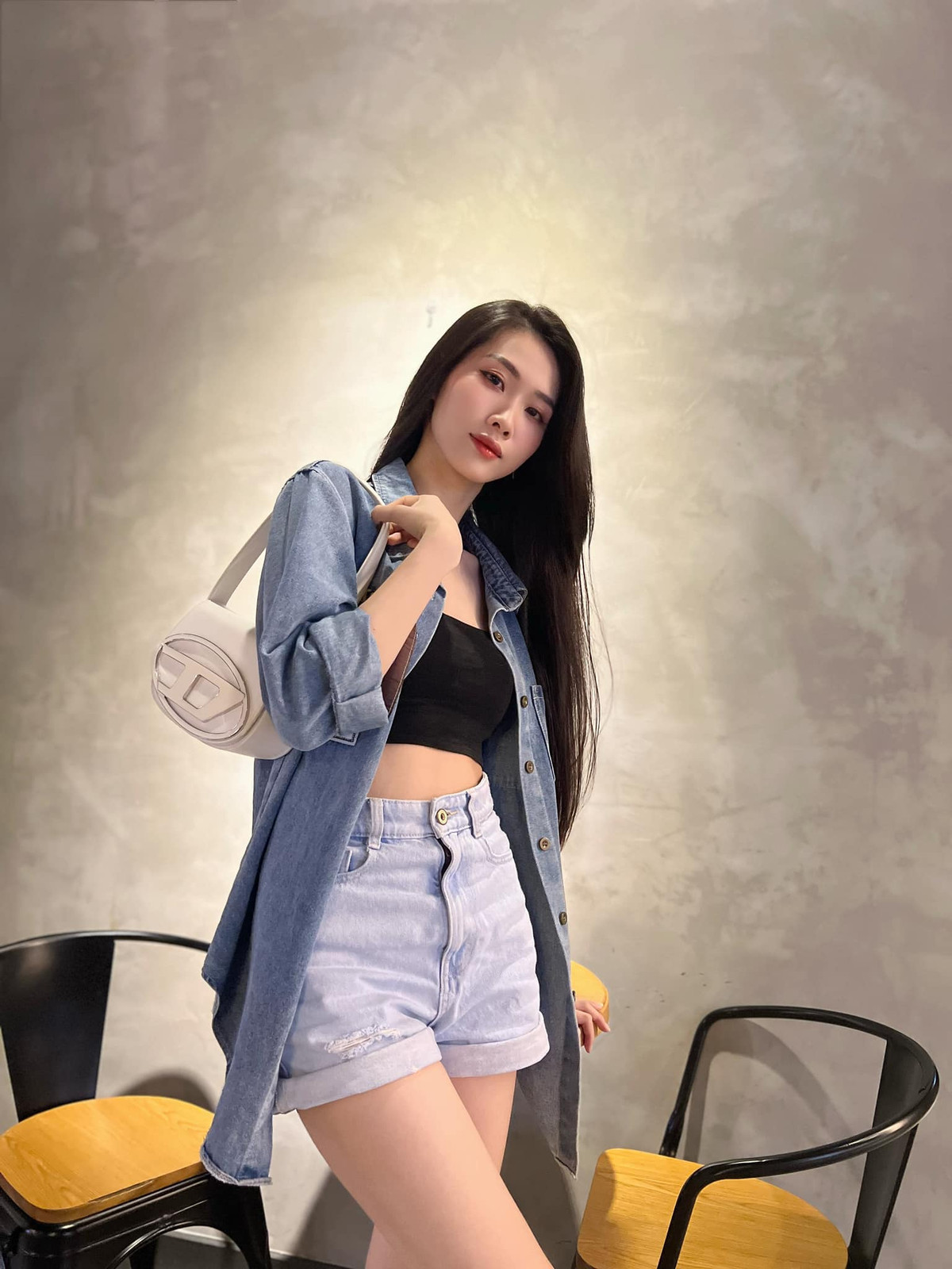 Ngoài việc học, Ngọc Ánh còn làm thêm công việc người mẫu ảnh và MC tự do.