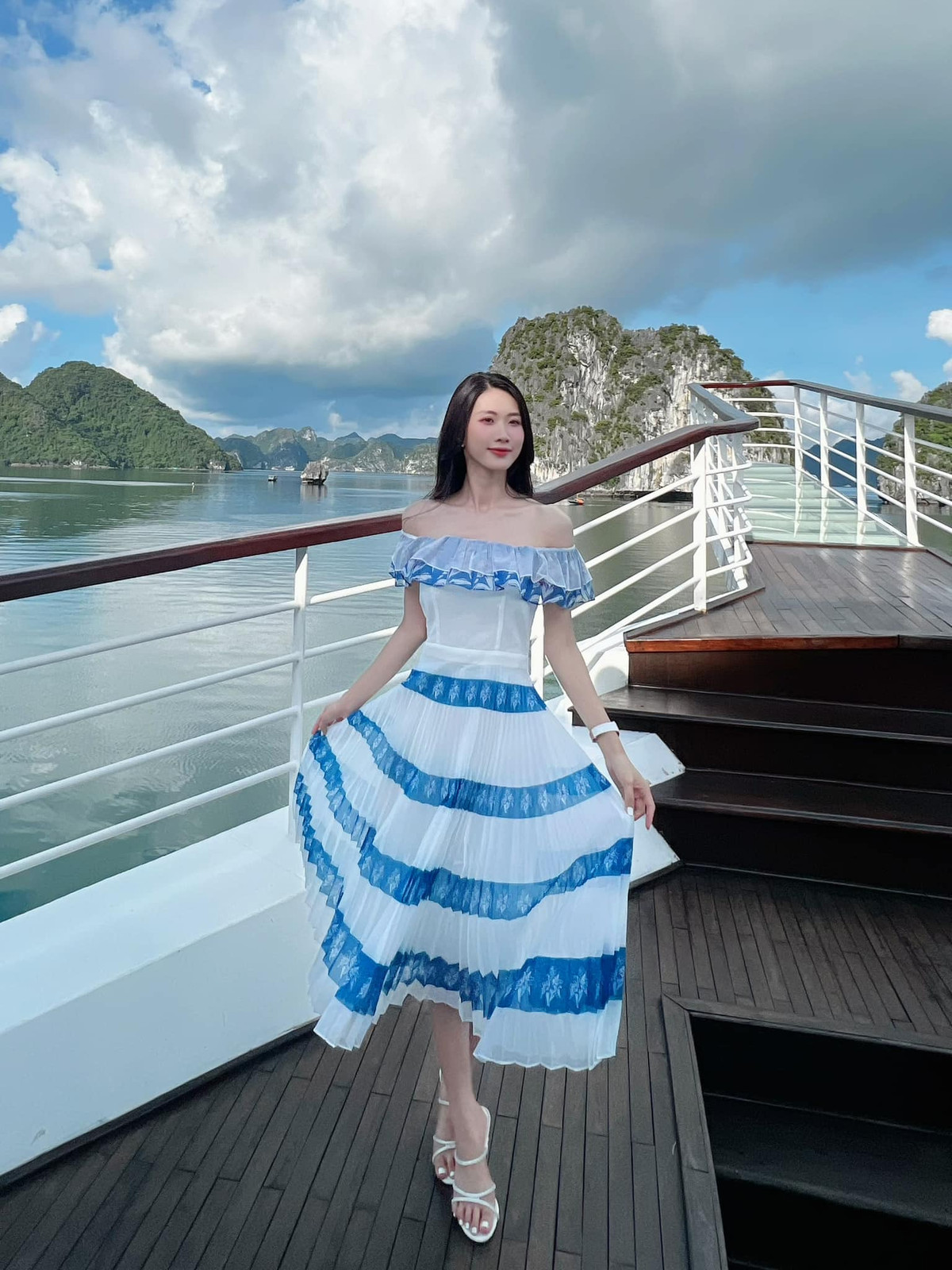 Cô nàng gây ấn tượng bởi gương mặt xinh đẹp, vóc dáng thon thả, cao ráo.