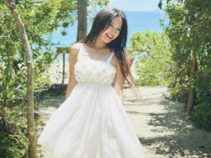 Vợ sắp cưới của Đoàn Văn Hậu gây chú ý bởi nhan sắc xinh đẹp, gu mặc điệu đà, trẻ trung.