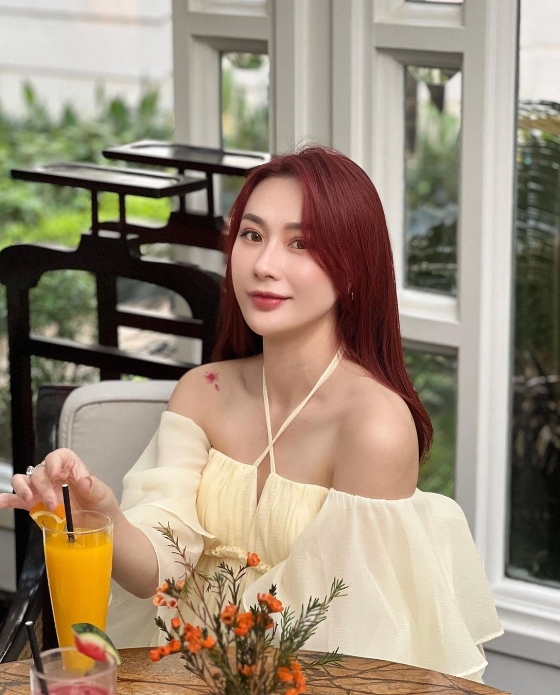 Hiện tại, nàng hot girl lấn sân sang mảng kinh doanh về mảng làm đẹp và thời trang. Cô vẫn làm công việc văn phòng. Cô thỉnh thoảng tự làm người mẫu cho chính thương hiệu của mình.